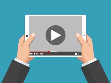 Beyaz tablet bilgisayar video oynatıcı ile tutarak holding eller