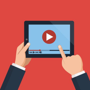 Holding holding eller tablet bilgisayara dağ eteğindeki taş yığını üzerinde video oynatıcı ile