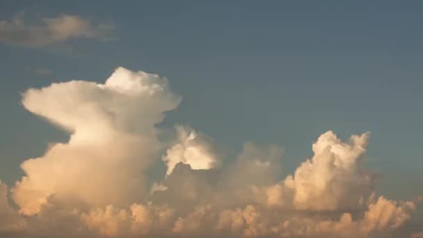 Timelapse - вздымающиеся облака — стоковое видео