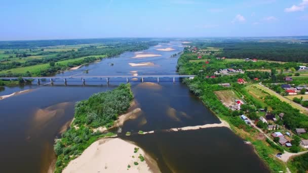 Vuelo sobre el río Vístula y un puente en Annopol — Vídeo de stock