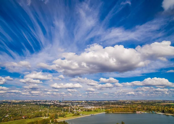 Bulutlar Zemborzycki lagün üzerinde. Lublin kuş bakışı.
