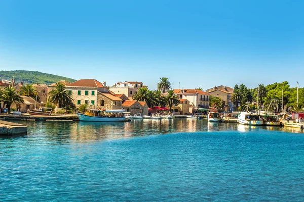 Hırvatistan - Hvar adası. Bağlantı noktası ve Sucuraj şehir binaların.