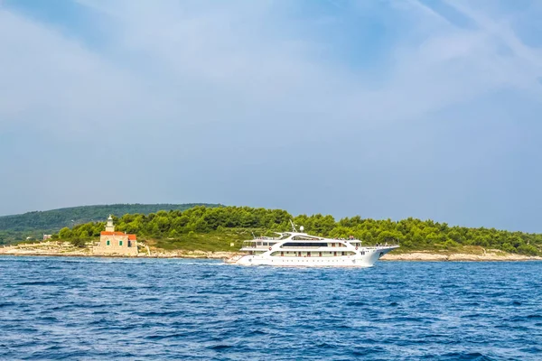 Loď, Adraitsek pobřeží ostrova Hvar — Stock fotografie