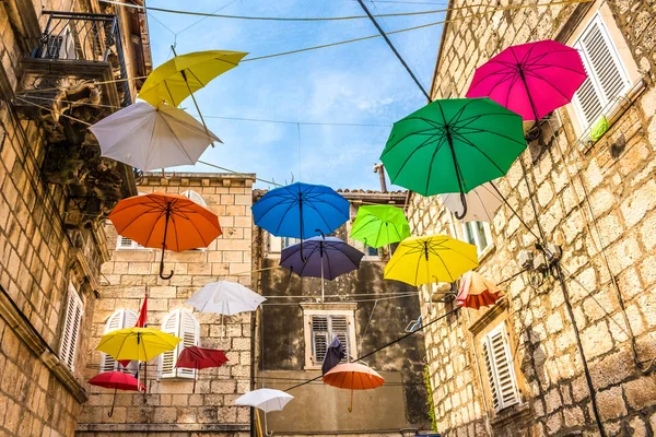 Hırvatistan - Island Korcula. Korcula şehir sokaklarında. Renkli şemsiyeler.