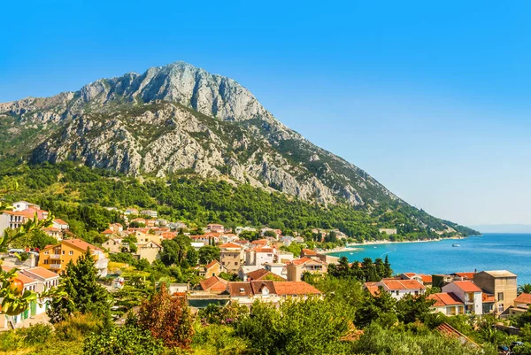 Chorvatsko - Makarská riviéra - pobřežní krajina. Gradac. — Stock fotografie