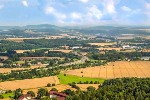 Yukarıda da görüleceği kırsal manzara. Alanlar ve Çek Cumhuriyeti taslakları.