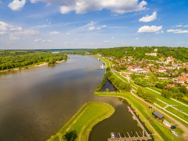 Vistula Nehri, yatay ve Kazimierz Dolny. Bird's-Eye view. Polonya - Kazimierz Dolny.