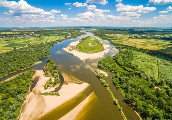 Nehir adada. Havadan gördün Vistula Nehri ve inek Adası.