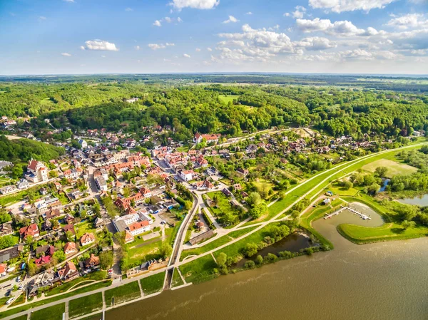 Kazimierz Dolny kuş bakışı görülen Vistula üzerinde. 