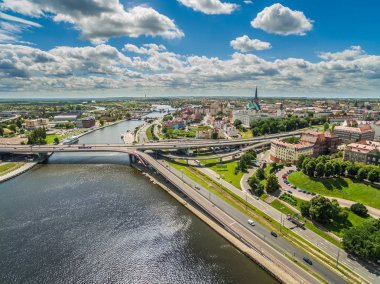 Szczecin - havadan gördün oder Nehri ile bir şehir manzarası. BULBUL Chrobrego ve bir kale ve Bazilikası ile eski şehir.