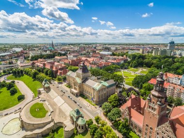 Szczecin hava görünümünü. Tarihi kent merkezi ve Chrobrego milleri. Şehir manzara mavi gökyüzü ile.