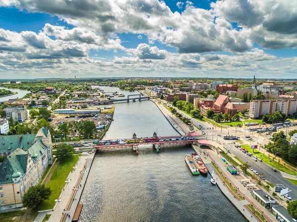 Vista aérea de Szczecin. Rio Odra e ponte Long ligando o aterro Wieleckie com a Alfândega. Paisagem urbana . — Fotografia de Stock