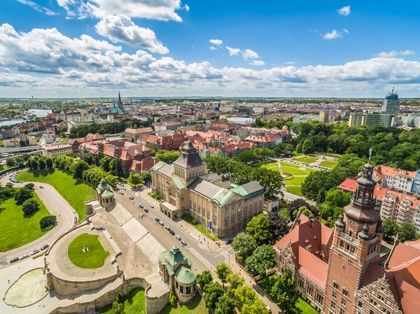 Vista aérea de Szczecin. Old Town y Chrobrego Shafts. Paisaje urbano con cielo azul . — Foto de Stock