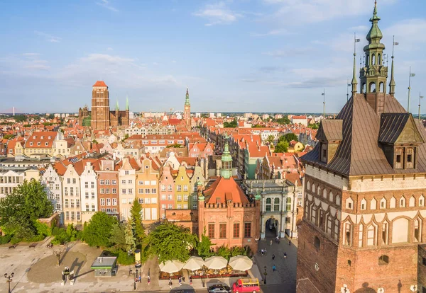Gdaňsk - staré město z ptačí perspektivy. Krajina z Gdaňsku s viditelné baziliky Panny Marie. — Stock fotografie