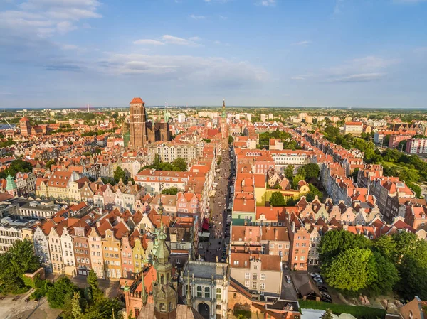 Letecký pohled na Gdaňsk. Krajina je staré město s viditelné St. Mary's Basilica a ulice Dluga. — Stock fotografie