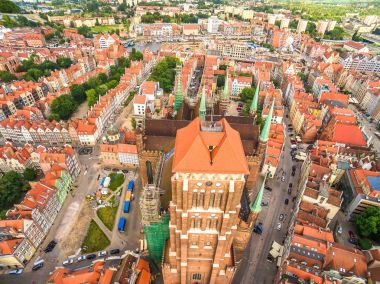 Gdansk - kuş bakışı cityscape. St Mary's Basilica ve etkileyici tahıl ambarı Adası ile eski şehir Kulesi.