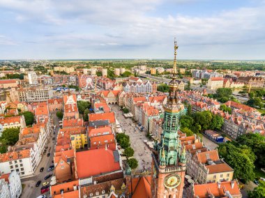 Gdansk havadan görünümü. Kent Müzesi Kulesi ve uzun piyasada görünür aşağıda ile peyzaj.