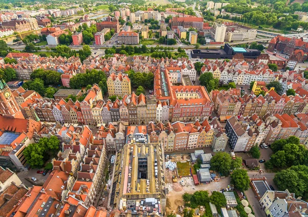 Letecký pohled na Gdaňsk. Řadové domy starého města z ptačí perspektivy. — Stock fotografie
