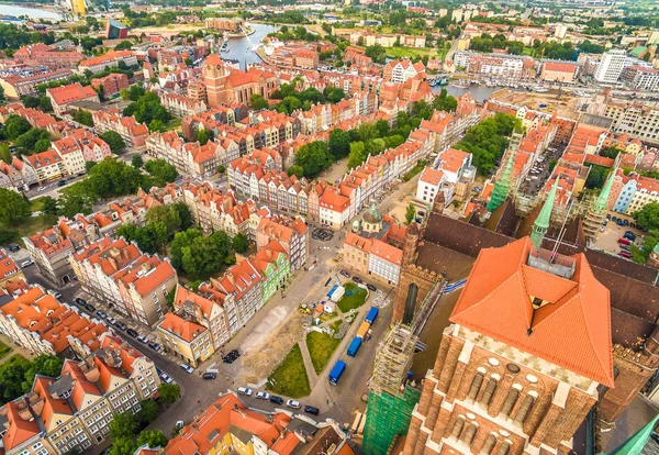 Letecký pohled na Gdaňsk. Krajina s věží St. Mary's Basilica a staré město pod. — Stock fotografie