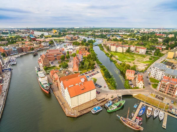 Gdańsk - Ołowianka z lotu ptaka. Krajobraz Gdańska z powietrza z rzeką Motawa. — Zdjęcie stockowe