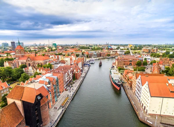 Letecký pohled na Gdaňsk. Krajina je staré město s Motlawa River. — Stock fotografie