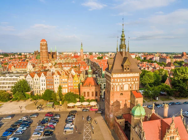 Gdaňsk - staré město. Město krajina s vězení ve věži a bazilika, která je vidět v dálce. — Stock fotografie