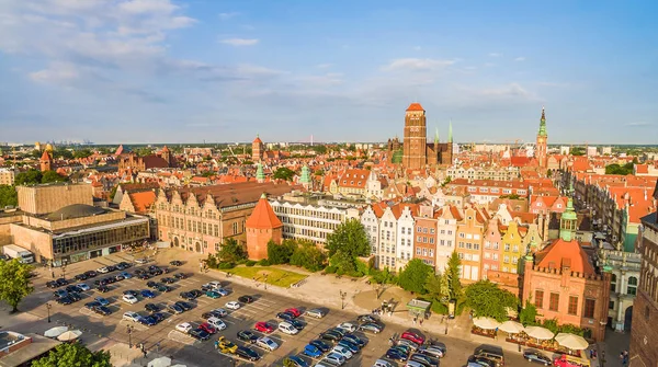 Gdaňsk - panorama starého města s viditelná věž baziliky a velká zbrojnice. — Stock fotografie