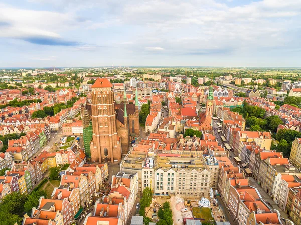 Gdaňsk - staré město. Krajina z Gdaňsku z ptačího pohledu na baziliku, ulice Dluga a věže historické muzeum. — Stock fotografie