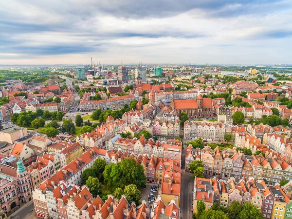 Gdaňsk - panoráma města z ptačí perspektivy. Staré město a moderní budovy viditelné v dálce. — Stock fotografie