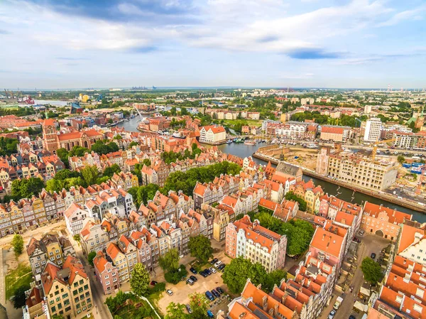 Gdaňsk ze vzduchu - staré město. Město krajina s horizontem a řeka Motlawa. — Stock fotografie