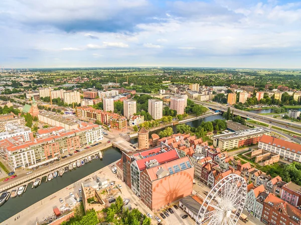 Gdaňsk - panoráma města z ptačí perspektivy. Nové Motlawa a Stgiewna gate a budovy sýpka Island. — Stock fotografie