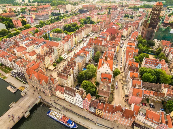 Danziger Luftaufnahme. Blick auf die Altstadt mit dem grünen Tor und dem langen Markt. — Stockfoto