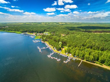 Koronoski Lagoon gelen kuş bakışı. Yatay, bir göl, Yelkenliler ve bir orman cenneti.