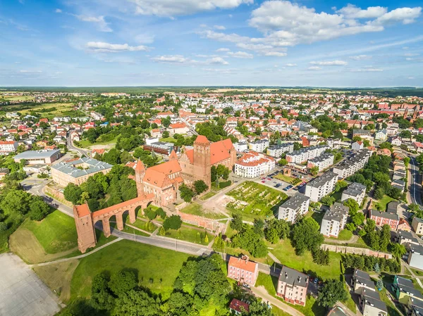 Kwidzyn luchtfoto. Stad landschap gezien vanuit de lucht met het kasteel en de kathedraal van St. John. — Stockfoto