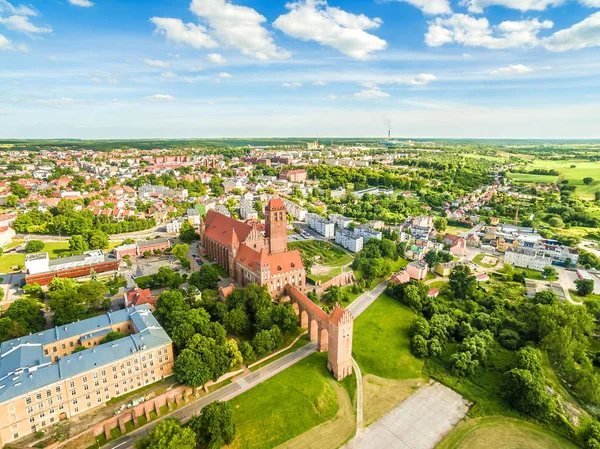 Kwidzyn vue aérienne. Paysage urbain vu de l'air avec château, théâtre, cathédrale et horizon . — Photo