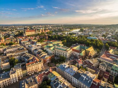 Cracow - kuş bakışı, Wawel ve Vistula Nehri üzerinde görünür Kraliyet kale ile eski kasabadan peyzaj.