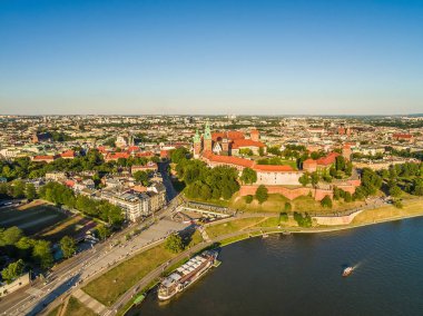 Royal Castle civarındaki Cracow Vistula Nehri'nin kıyısında Wawel Tepesi üzerinde. Cracow gelen kuş bakışı. Vistula Nehri Quay ve kasaba yatay, Wawel Kalesi.