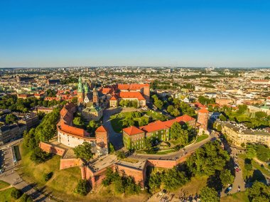 Krakow hava görünümü - eski şehir. Cracow manzara kale ve Wawel Katedrali.