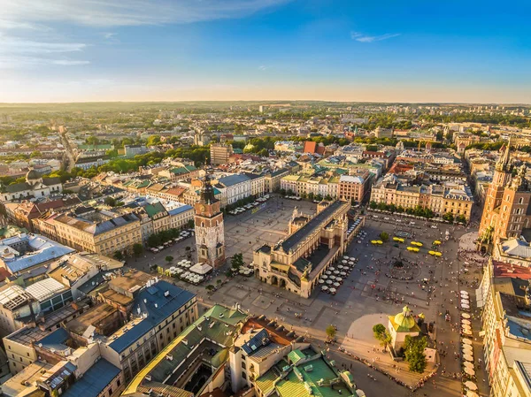 Cracow from the bird's eye view. The landscape of the old town with the Main Square and the Cloth Hall from the air. — Stock Photo, Image