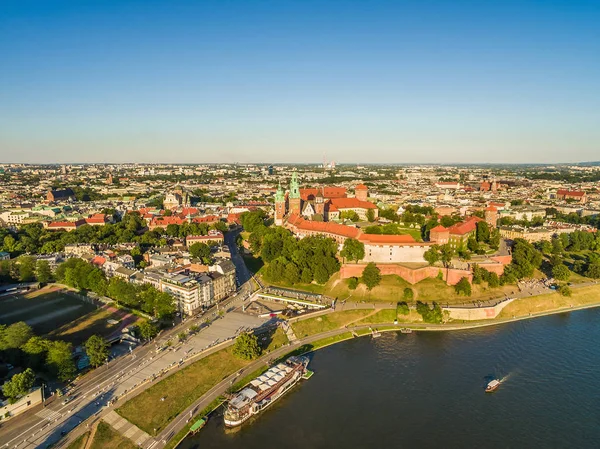 Royal Castle civarındaki Cracow Vistula Nehri'nin kıyısında Wawel Tepesi üzerinde. Cracow gelen kuş bakışı. Vistula Nehri Quay ve kasaba yatay, Wawel Kalesi.