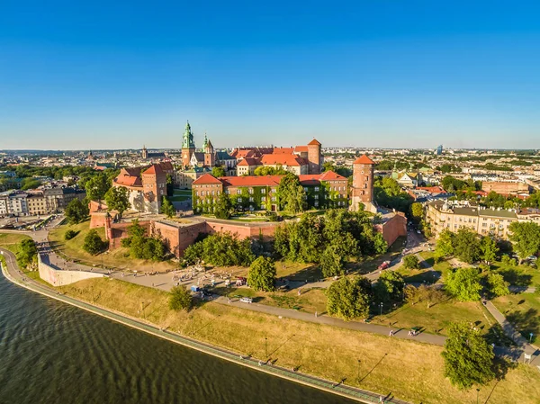 Krakow şehir havadan. Vistula Quay ve Wawel Royal Castle.