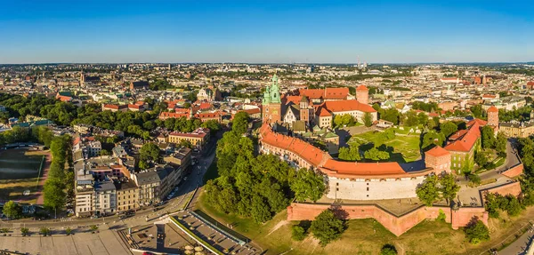 Krakow - havadan şehir panoraması. Cracow's manzara Kraliyet Kalesi ve Wawel Katedrali.