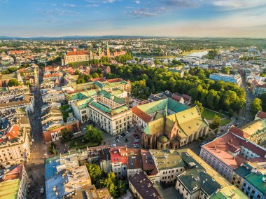 Cracow - havadan görünümü. Eski Franciscan Bazilikası ve Wawel Kalesi beldesi manzara.