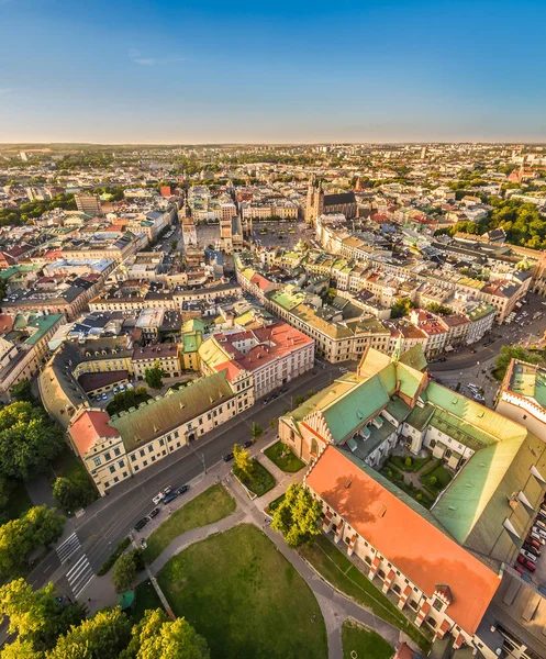 Cracovia desde la vista del pájaro. El paisaje del casco antiguo con la visible Plaza del Mercado y la ventana del Papa . — Foto de Stock