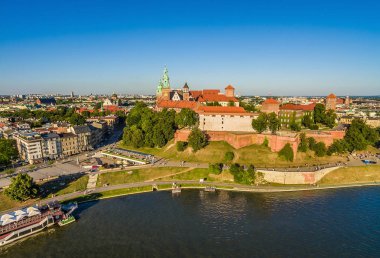 Cracow havadan. Manzara kuş bakışı Vistula ve Wawel Waterfront şehrin.