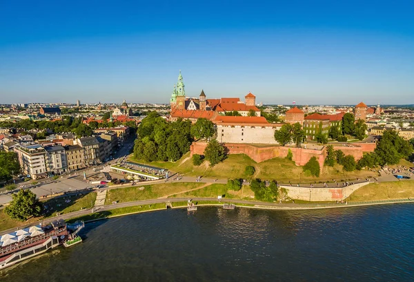 Cracow havadan. Manzara kuş bakışı Vistula ve Wawel Waterfront şehrin.