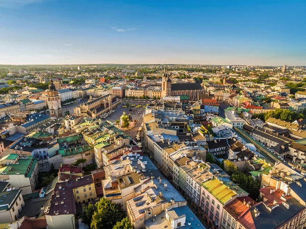 Cracow tarihi kent merkezine ve Main Market Square kuşbakışı göz görüntüleyin. Şehir manzarası ile Cloth Hall ve St Mary's Basilica.