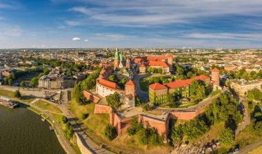 Cracow kuş bakışı - kale ve Wawel Katedrali şehir manzarası üzerinden. Panoram şehrin havadan.