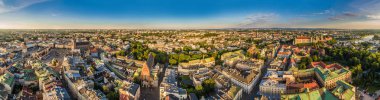 Cracow - havadan eski şehir panoraması. Konumlar ve Cracow, Cloth Hall Wawel Kalesi için gelen anıtları.
