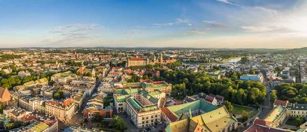 Cracow gelen kuş bakışı. Grodzka caddesine tarihi kent merkezine görünür Franciscan Basilica Wawel Kalesi Panoraması.